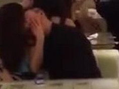 蘭桂坊翠華蒲精當眾性高潮 淫娃拉低底褲枱底任摸 2