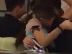 蘭桂坊翠華蒲精當眾性高潮 淫娃拉低底褲枱底任摸 1