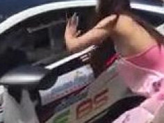 泰國少女街頭擺賣沙律 身材豐滿又以低胸衫上陣非常吸睛 跑車客也來買