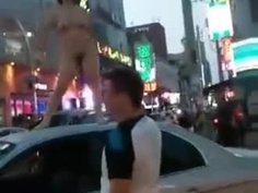 這還得了，韓國女生惹不得，直接在街上脫光衣服嗆聲