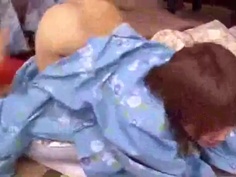 オートロックで締め出された薄著美女が困り果てている…さてどうする？