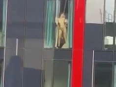 做愛怕沒有人看到？妹子被壓在落地窗上猛幹全被拍下！