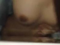 和老婆，情夫3人一起坐火车出门，如果他们想在洗手间刺激一下下的话，我自然就是那个看门人拉。 火车的吵闹声淹没了洗手间里低沉的呻吟声，让我并不能很好的感受他们的节奏。好在他们很明白我的刺激点，出来后，把手机递给了我，我点点头赶紧一个人进入了洗手间，打开手机视频，捡起洗手台上的纸和套套，疯狂的撸了起来。