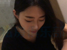 [JAV101精選合輯!]你旁邊是不是還有人阿? 真騷貨嘴巴吃著別人棒棒還唬弄在看電視