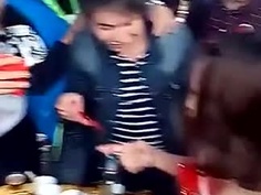 為了禮金忍！新娘被灌酒...賓客給紅包硬塞新娘乳溝趁機伸出鹹豬手：摸兩把才不吃虧1