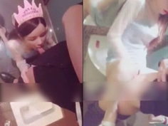 [JAV101本土精選!]「好粉喔~」唱KTV慶生就偷偷摳女神小穴，忍不住帶到廁所相幹