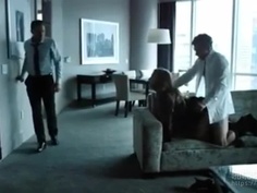 一走出門看到老婆被陌生男人插…不但不阻止還站在旁邊看！