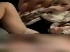 KTV里，美女掰开BB，硬按客人头，让他舔B