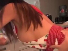 大奶人妻裸体围裙后入