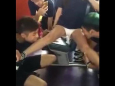 學生妹ocamp比人任奶腳仍面露笑顏