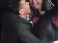 一群惡狼正在撲向伴娘、女孩無助的眼神、看著心酸