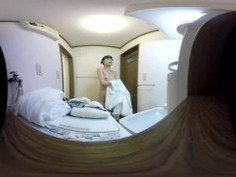 在廁所偷看正妹換衣服