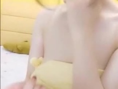 這胸型我可以！粉奶巨乳妹洗澡全裸直播！看她三角地帶濃密的黑森林：好想入侵