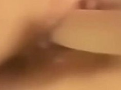 长相酷似充气娃娃的娇嫩美女,拿着大鸡巴不断的狂插,说：爽的腿都发软了,下面流了好多水 白浆肆意