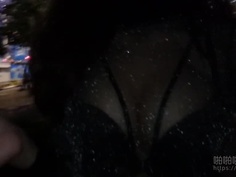 穿著暴露在路上遊走！所有路人盯著她的雙球看！乾脆露出小丁底下的秘密..4