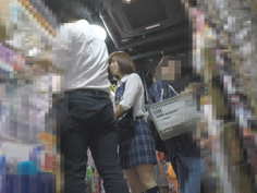 真‧偷拍神人!!不管站著坐著 只要是高中妹內褲顏色都引人遐想 22