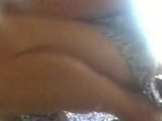 身材超好美眉～自拍自慰畫面，卻都被後面的拉不拉多看光光！！（有影）