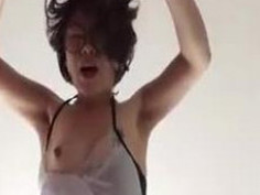 〔淫蕩對話露臉〕穿情趣睡衣等著男友來～射出來還用嘴幫忙接！！（有影）