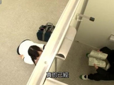 GS-097 我沒事就放學後躲男廁所，結果有人敲門我一開始沒理，後來一開門發現眼前是位快憋不住的女孩，穿著運動短褲失禁！？[中文字幕]