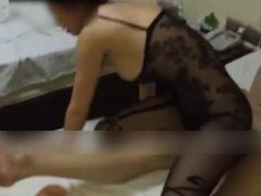 情趣丝袜美淫妻和单男的快乐时光