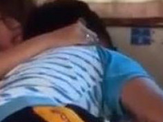 遊覽車實拍！這是怎麼了？！弟弟摳摳小妹妹～同學都幫妳錄下來啦！（有影）