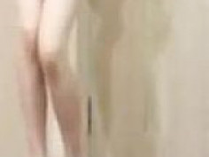 [全裸自拍]微信認識的輕熟女！一直說很癢～還自拍影片讓人看她的鮑魚！自己玩到流白漿～好心動想跟她見面 （有影）