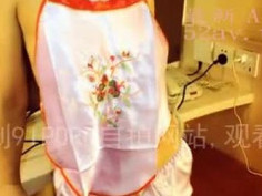 [旅館自拍]讓老婆換上肚兜裝跟單男啪啪！讓他無套狂操～老公在旁邊拍攝，最後高潮當然是要內射囉（有影）