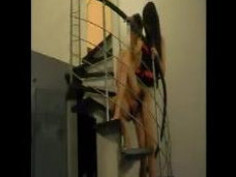 [自拍露臉]睡覺前先在樓梯做！老婆讓我看她新買的睡衣～裡面當然沒穿囉（有影）