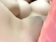 [自拍露臉]馬來西亞少女露出粉紅妹妹玩按摩棒，裡面好緊又粉嫩！還沒被開通喔（有影）