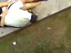 [戶外偷拍]情侶公園調情！親親抱抱不過癮～連手都進去，這要開房間才能解決了（有影）