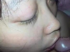 [自拍露臉]『我喜歡這個！』拉開手拍臉～女學生害羞埋進跨下搓弟弟 （有影）