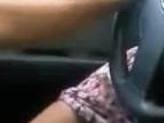 開車也要摳～人妻邊開車邊摸下體！還要舔一舔（有影）