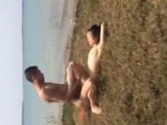 「老公～快高潮啦！從後面來」超狂情侶，野戰表演給朋友看！豪放女友享受被視姦快感（有影）