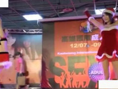 高雄成人展，大奶妹抖奶，不小心衣衫滑落，大酥胸整个滑露出来