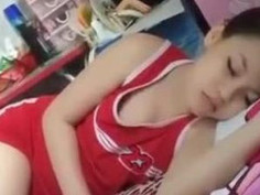 直播妹妹睡覺～拉開衣服露點給別人看（有影）