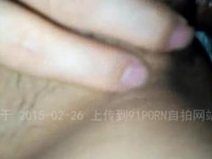 [自拍露臉]輕熟女被脫下內褲就插入！剛剛還說不要～馬上連手都伸下去（有影）