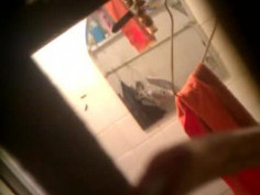 偷拍晚上睡不著去村里偷窺打工妹洗澡出出火