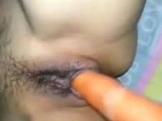 「異物侵入」海鮮也吃素？用紅蘿蔔插著插著居然有"沙拉醬"跑出來？（有影）