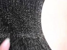 學校操場也能玩？！豪放女摸胸拉下小褲褲，隨地小便還被小孩看到啦！（有影）