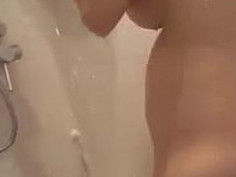 浴室自拍人妻洗澡，才剛做完～又想再一次（有影）