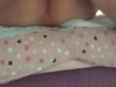 可愛萌妹被拖到床邊「橫衝直撞」~大力插入嬌喊:爸爸~快死了！（有影）