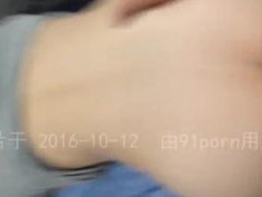 美背人妻一早就被大棒伺候，從後面充實塞滿讓她忍不住：老公～我還要！（有影）