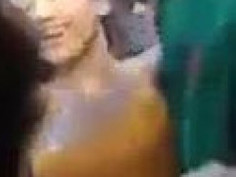 [自拍露臉]泰國潑水節街頭直擊，連身裙直接掀開被架起來～對著妹妹噴射！泰妹嚇的驚慌失措！（有影）