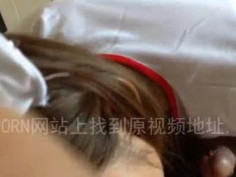 [自拍露臉]護士裝少婦勾引小王玩「制服誘惑」，舔完直接騎上來～顏射不浪費全部吃下去：甜不甜阿？（有影）