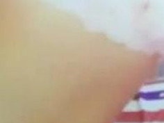 [視訊特寫]火辣直播，敏感系大學生各種道具輪流玩～淫液噴泉爆發：等一下給你們看！（３影） - 1