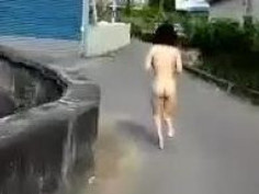 台灣女巨人現身～大白天脫序演出，機車騎士看傻眼：這是大冒險嗎？（有影）