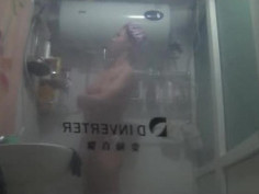 [自拍偷拍] 朋友婚禮偷拍兩個伴娘參加完新婚典禮後脫衣服洗澡