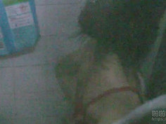 偷看隔壁家戴紅胸罩的妹子洗澡