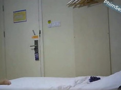 Húp thử nước lồn chị dâu nhỏ tuổi