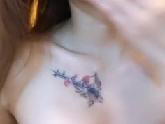 她說內內是小丁不能露！過沒幾分鐘就直接脫光特寫水嫩海鮮：塑膠玩具直直捅